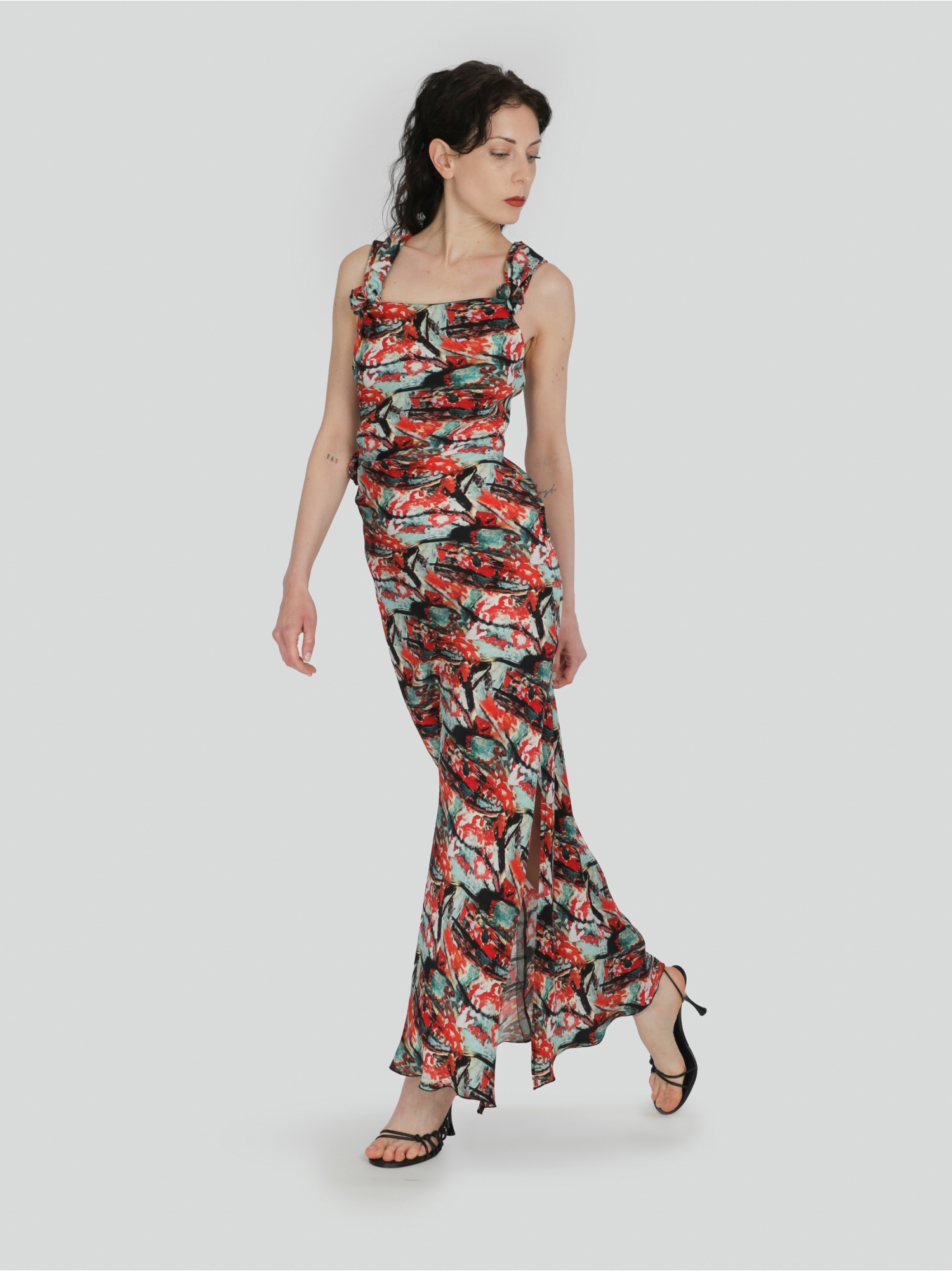 Vestito donna, lungo in fantasia astratta, senza maniche, scollo quadrato, con nodi e spacco laterale. Color verde, rosso e nero. 100% cupro naturale, made in Italy. Acquista online!