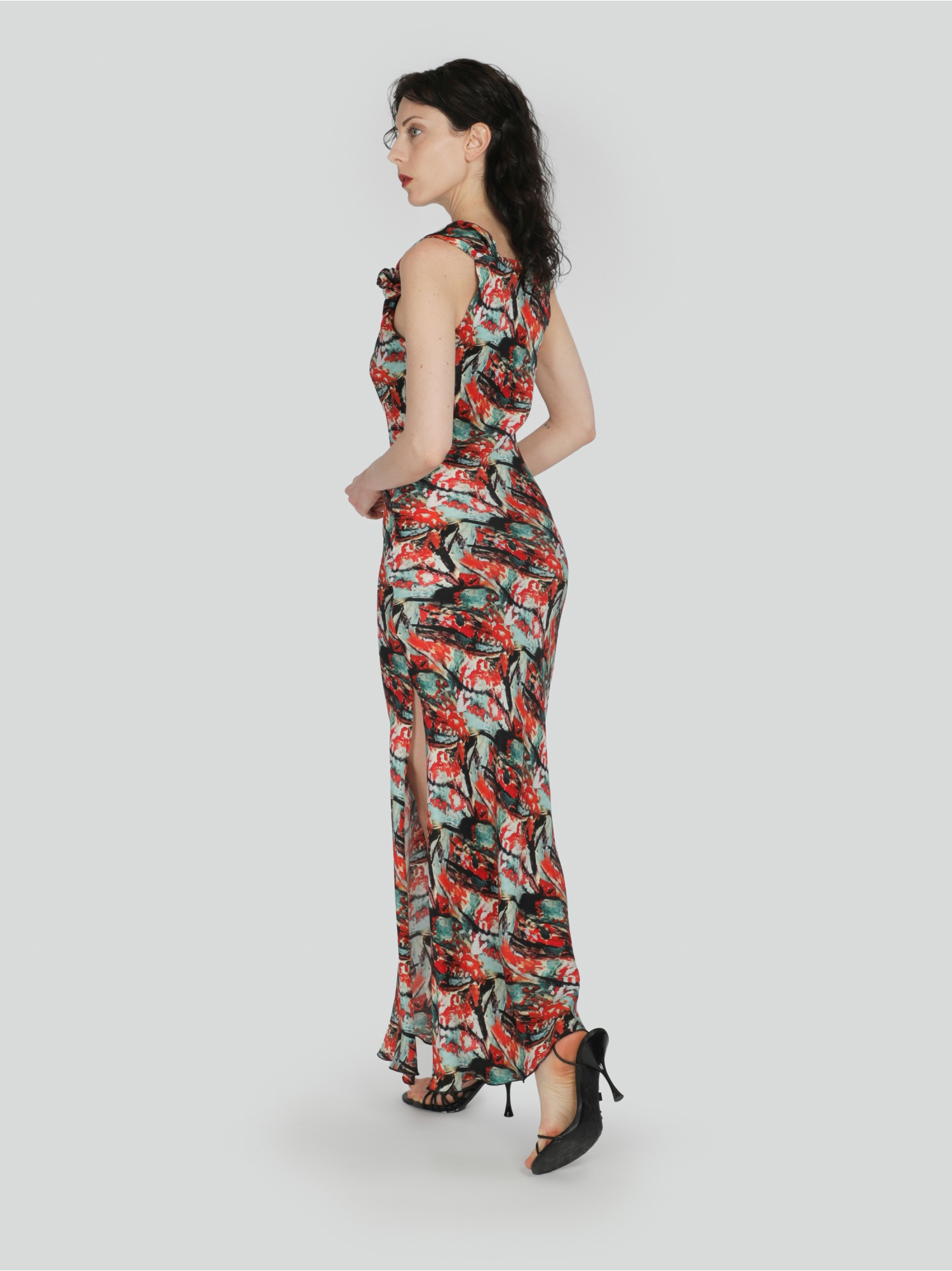 Vestito donna, lungo in fantasia astratta, senza maniche, scollo quadrato, con nodi e spacco laterale. Color verde, rosso e nero. 100% cupro naturale, made in Italy. In vendita online!