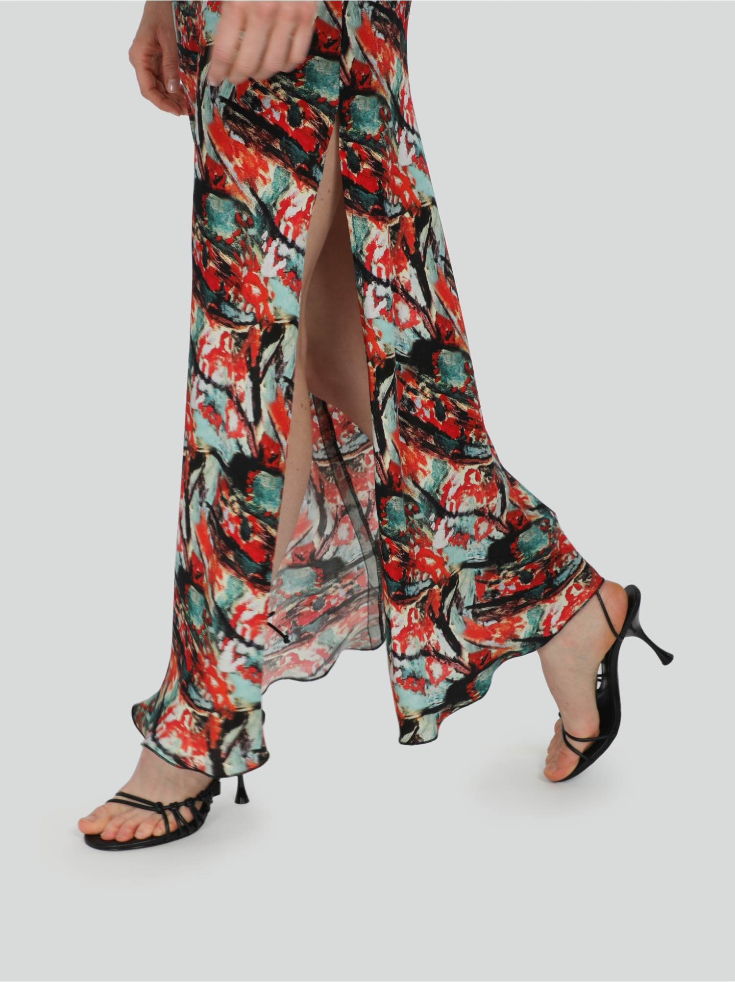 Vestito donna, lungo in fantasia astratta, senza maniche, scollo quadrato, con nodi e spacco laterale. Color verde, rosso e nero. 100% cupro naturale, made in Italy. Scopri online!