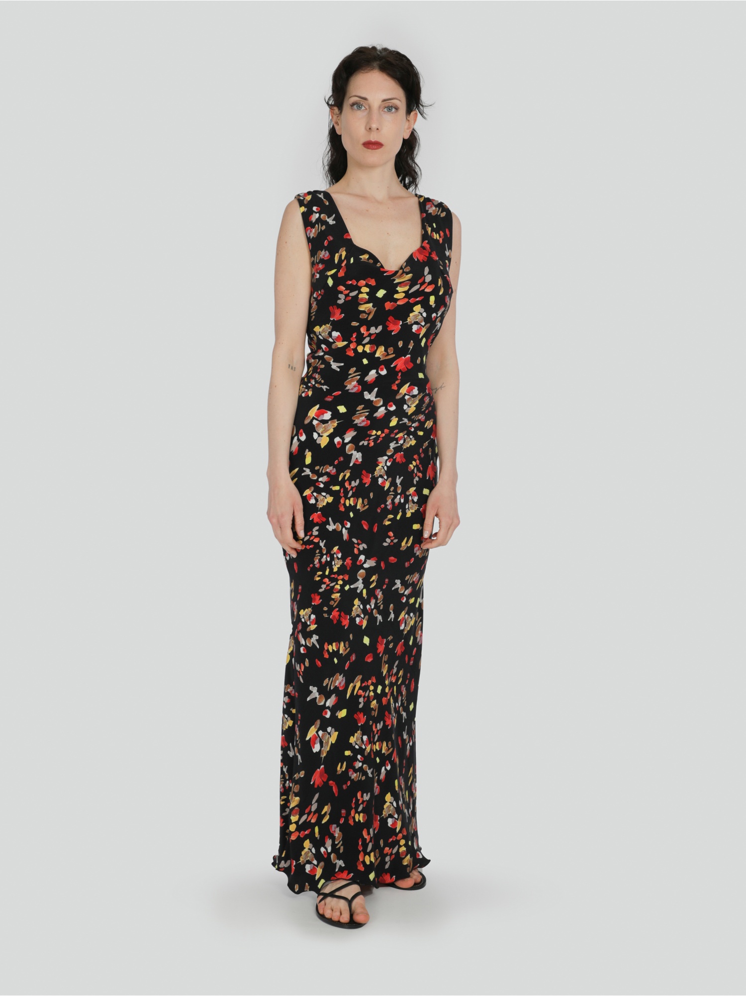 Vestito morbido donna lungo nero in fantasia a fiori senza maniche con scollo quadrato e laccetti in vita. Color nero, rosso e giallo. 100% cupro, made in Italy. Acquista online!