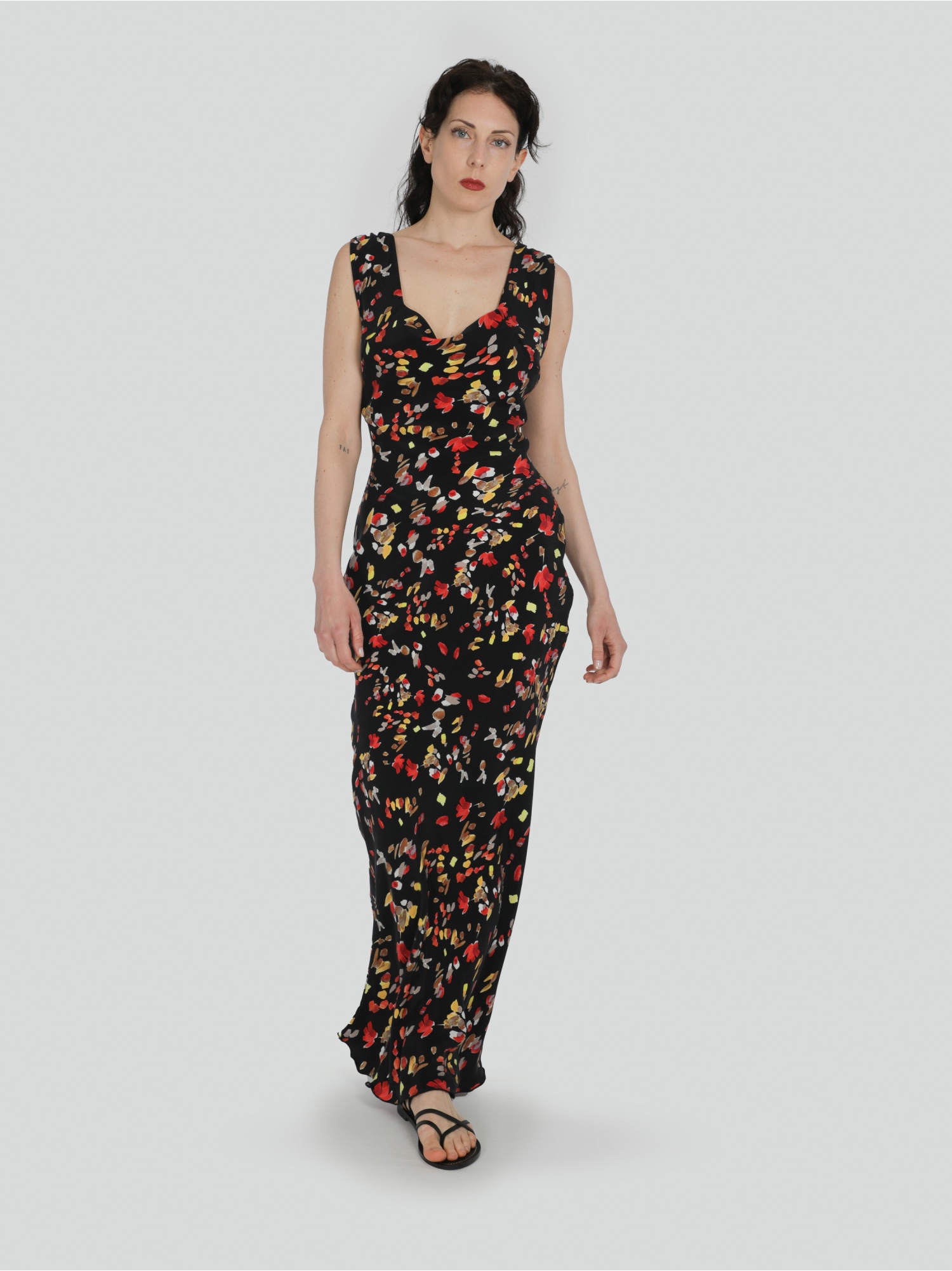 Vestito morbido donna lungo nero in fantasia a fiori senza maniche con scollo quadrato e laccetti in vita. Color nero, rosso e giallo. 100% cupro, made in Italy. In vendita online!