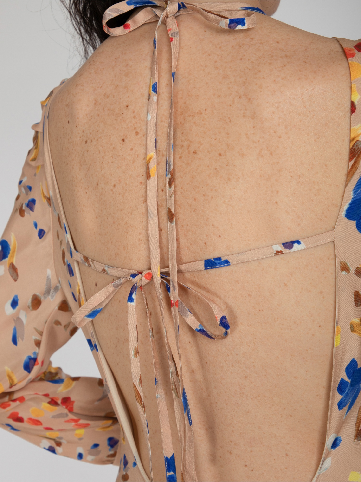 Woman dress, long in floral pattern, long sleeves and cuffs, square neckline with open back and laces. Beige, blue and red color. 100% natural cupro, made in Italy. Find out online!