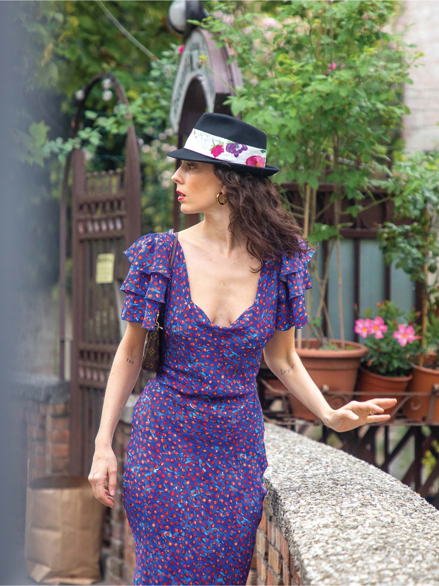 Vestito morbido donna, midi a pois, con maniche a balze e scollo quadrato, lacci in vita. Color blu e arancione. 100% cupro, made in Italy. Acquista online!