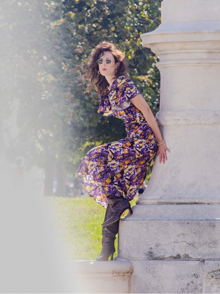 Soft woman dress, long in abstract pattern, square neckline with short flounced sleeves, back outside and laces. Purple and yellow color. 100% cupro, made in Italy. Buy online!