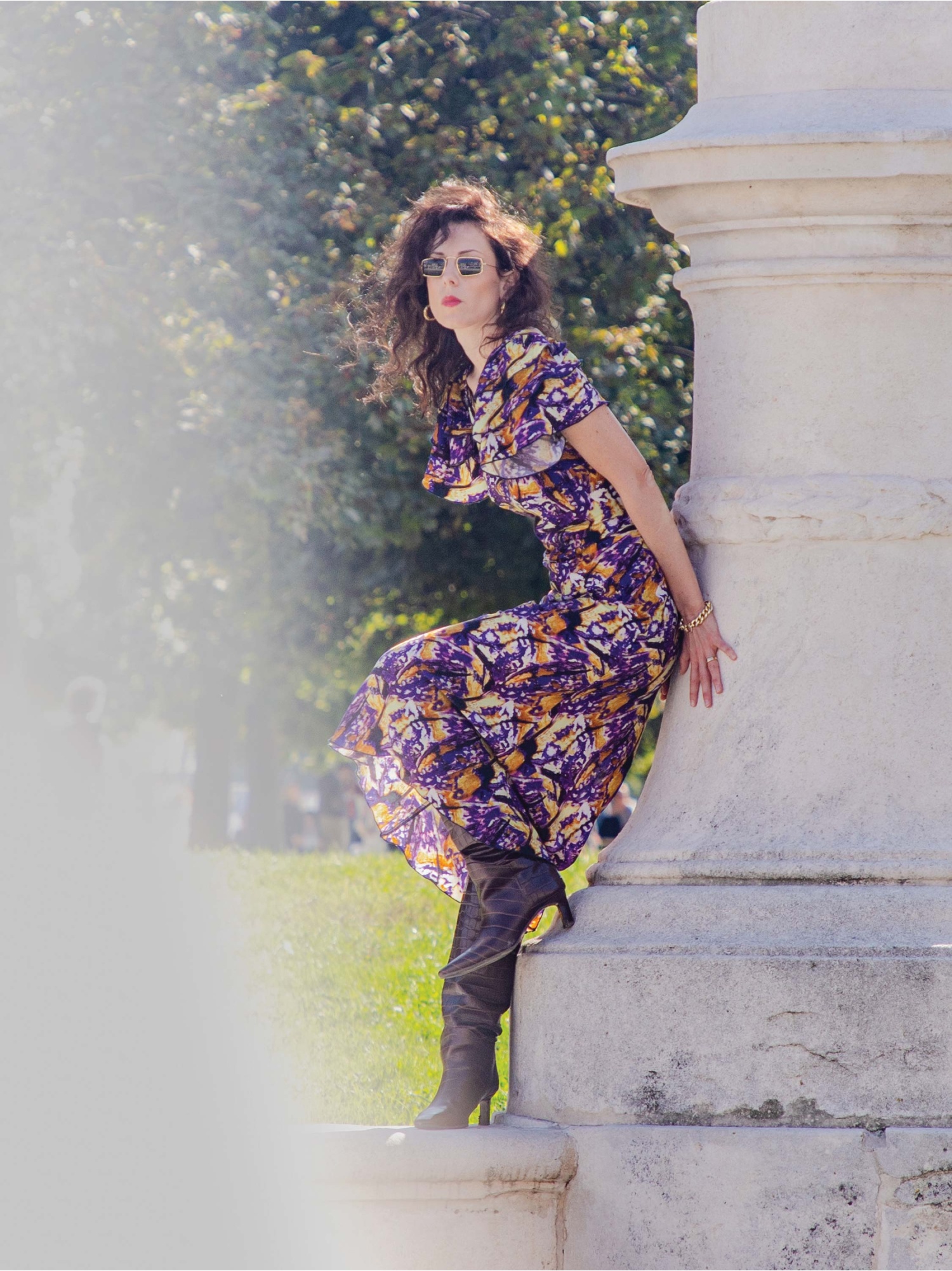 Vestito donna morbido, lungo in fantasia astratta, scollo quadrato con maniche corte a balze, schiena fuori e lacci. Color viola e giallo.100% cupro, made in Italy. Acquista online!