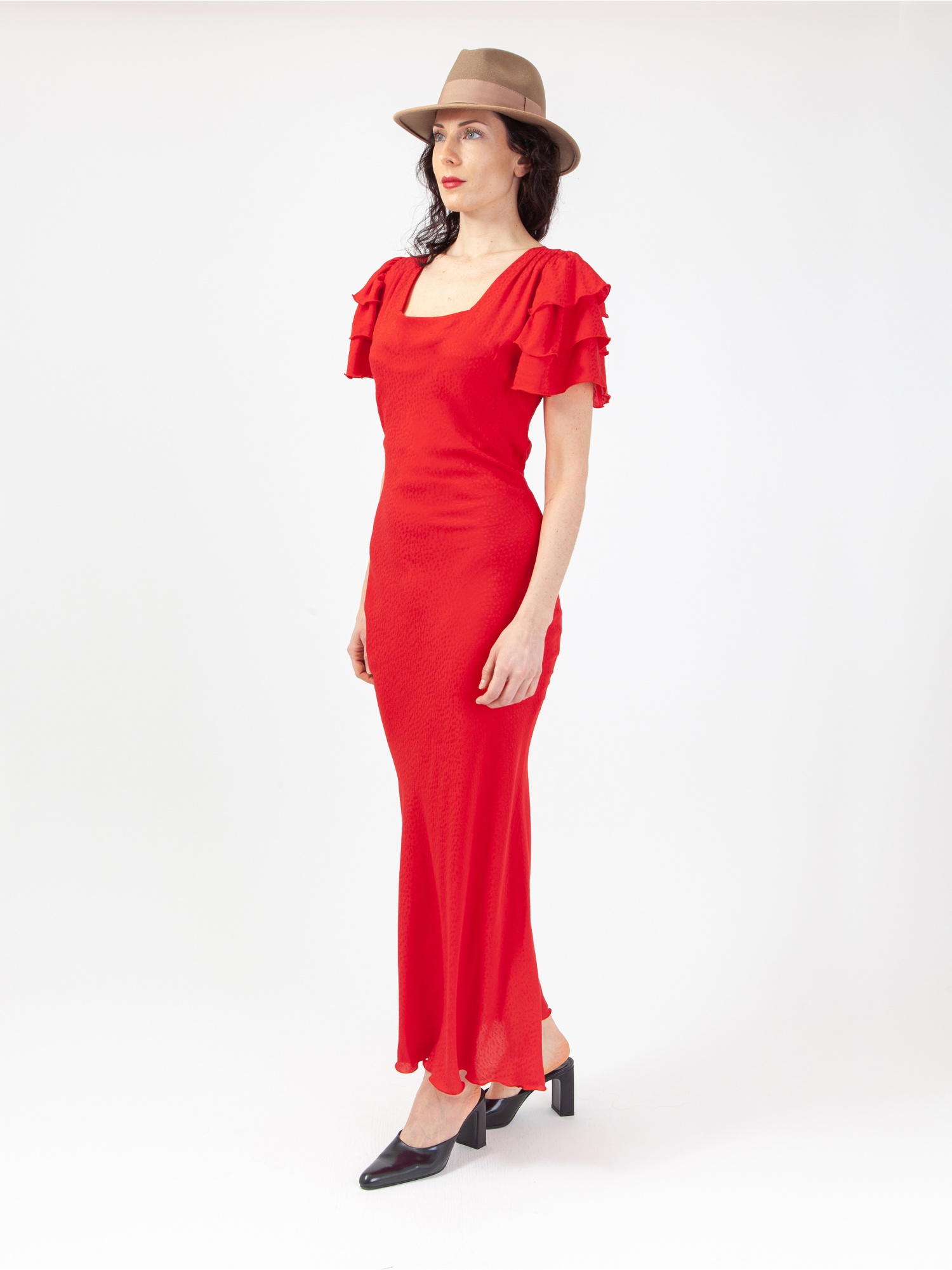 Vestito morbido donna, abito rosso midi, con maniche a balze e scollo quadrato, lacci in vita. Color rosso, tessuto jacquard. 100% viscosa, made in Italy. Acquista online!