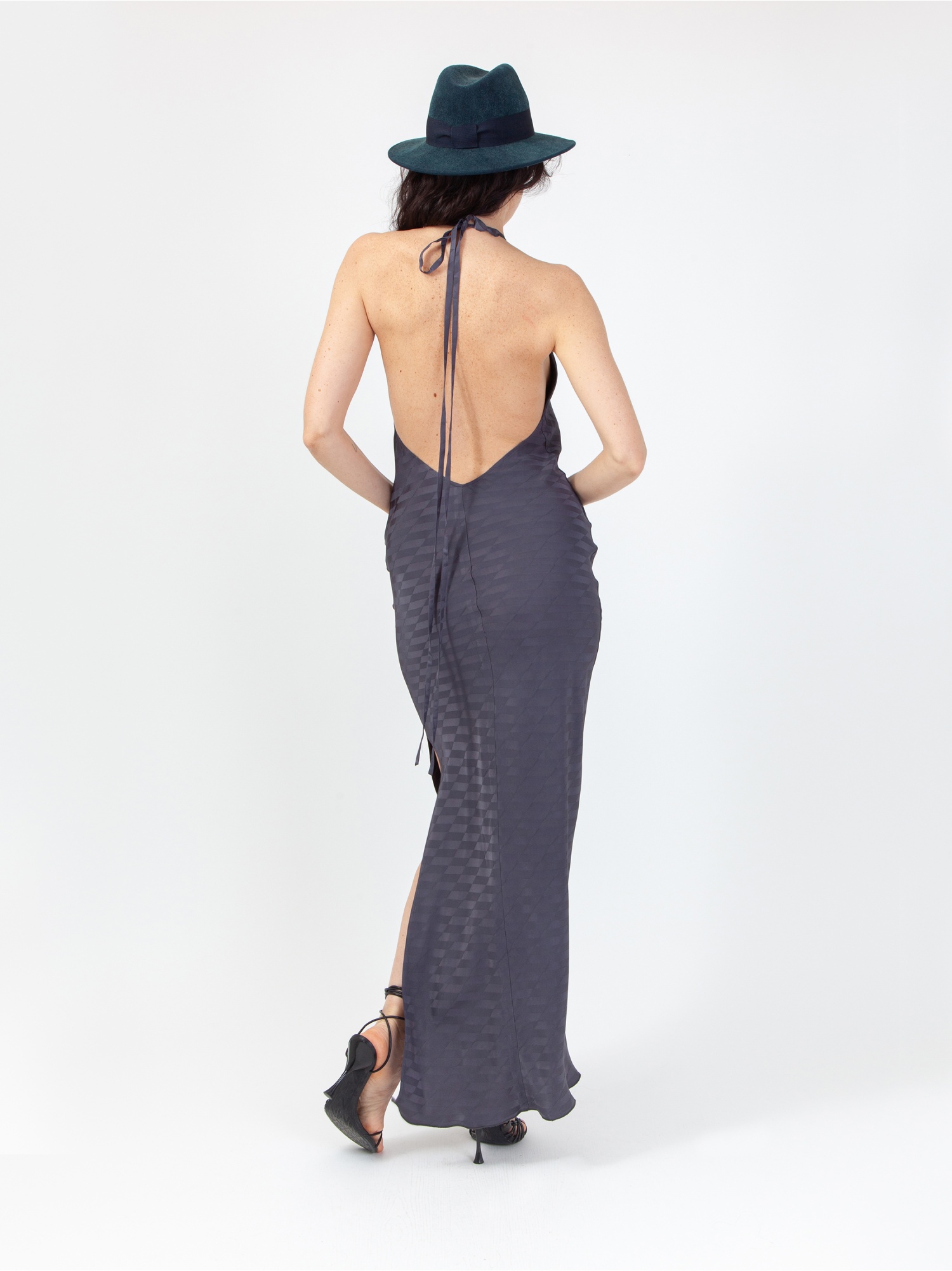 Vestito raso lucido donna, abito lungo grigio elegante , senza maniche, laccetti, schiena fuori e spacco. Color grigio. 100% viscosa, disegno jacquard. made in Italy. Acquista online!