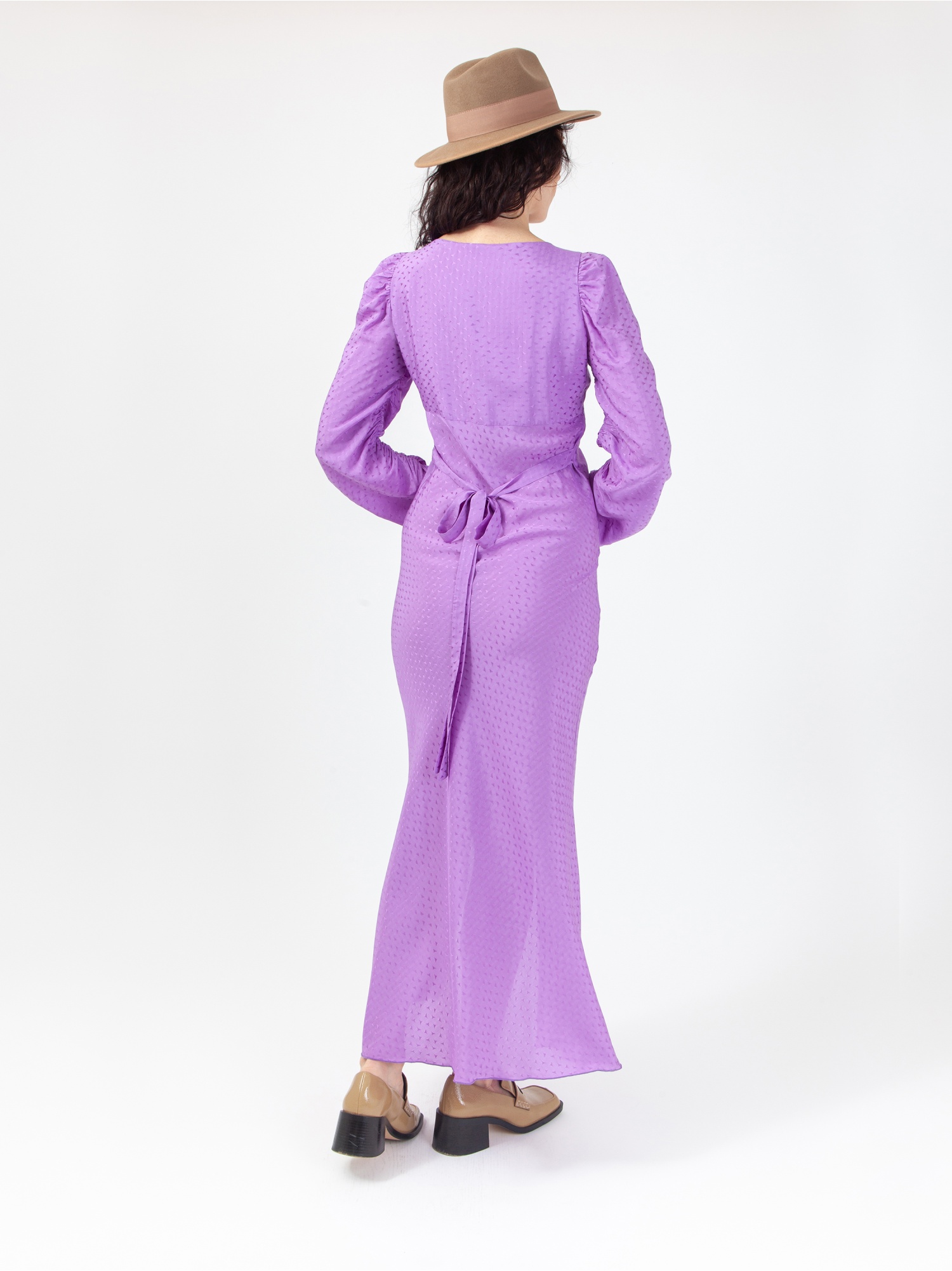 Soft woman dress, lilac midi dress, with long gathered sleeves and V-neck, laces at the waist and slit. Lilac color, jacquard fabric. 100% viscose, made in Italy. Buy online!