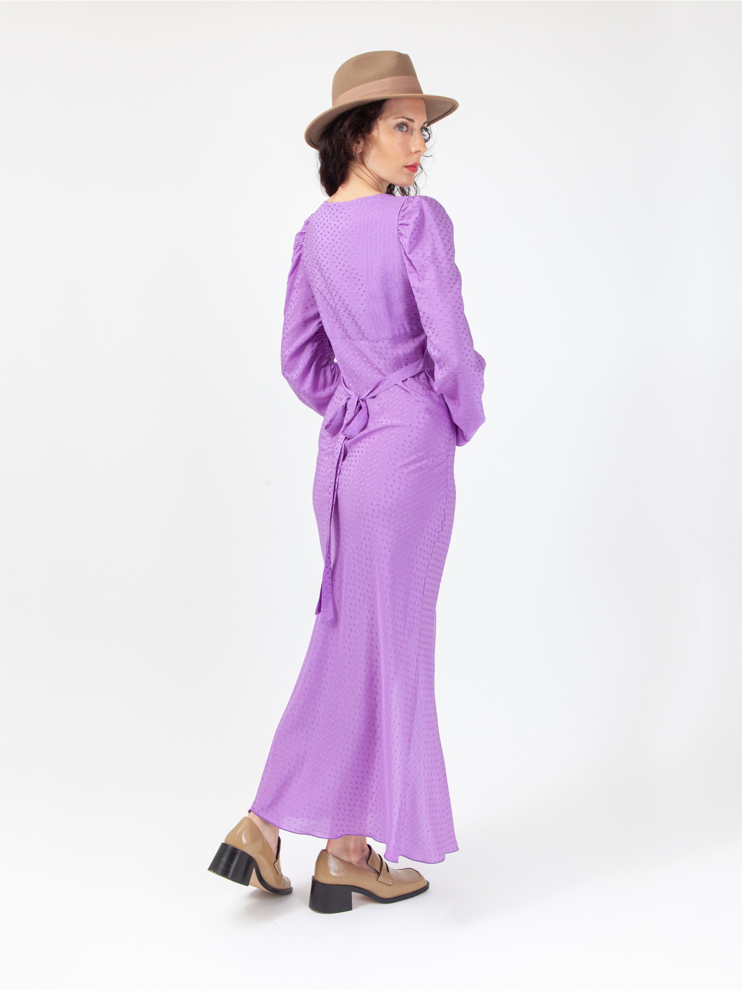 Soft woman dress, lilac midi dress, with long gathered sleeves and V-neck, laces at the waist and slit. Lilac color, jacquard fabric. 100% viscose, made in Italy. For sale online!