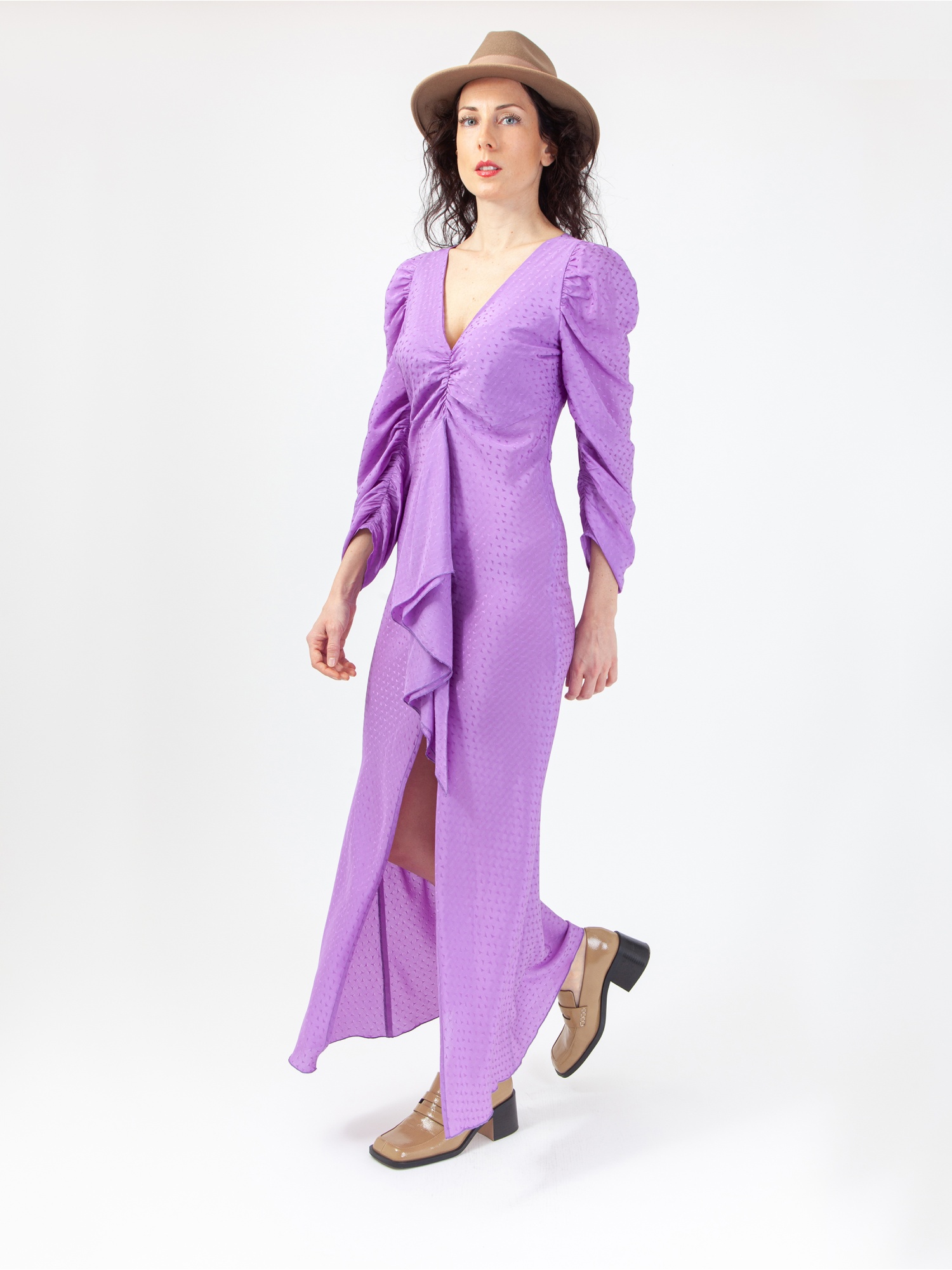 Soft woman dress, lilac midi dress, with long gathered sleeves and V-neck, laces at the waist and slit. Lilac color, jacquard fabric. 100% viscose, made in Italy. For sale online!
